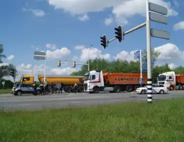 Vrachtwagen en personenauto in botsing bij kruising