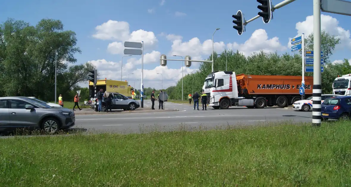 Vrachtwagen en personenauto in botsing bij kruising - Foto 4