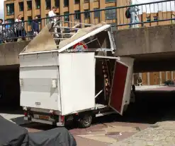 Ravage nadat bakwagen zich klemrijdt onder viaduct