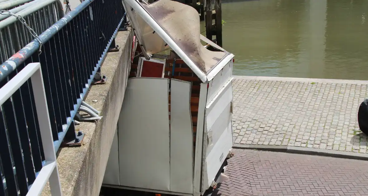 Ravage nadat bakwagen zich klemrijdt onder viaduct - Foto 2