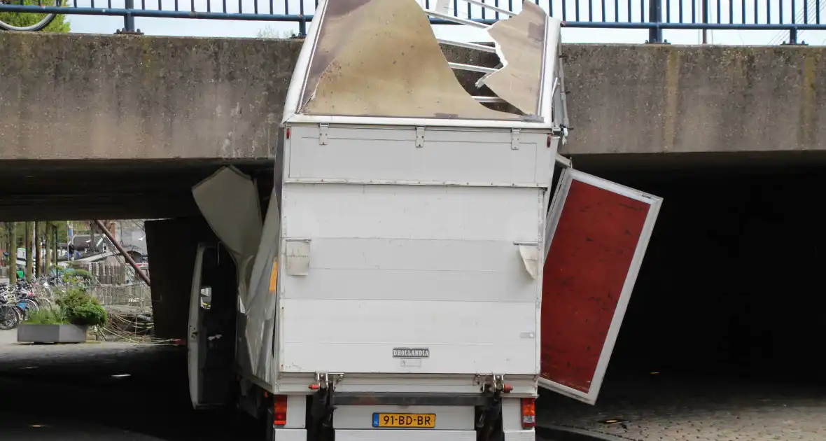 Ravage nadat bakwagen zich klemrijdt onder viaduct - Foto 7