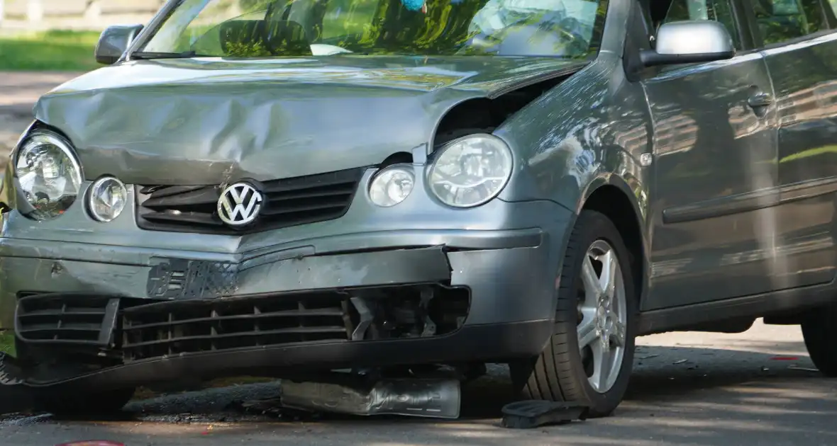 Auto beschadigd na kop-staartbotsing - Foto 1