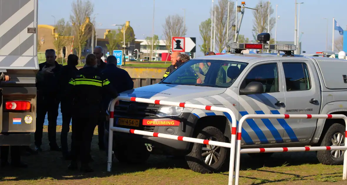 Scheepvaartverkeer stilgelegd vanwege mogelijk explosief in haven - Foto 4