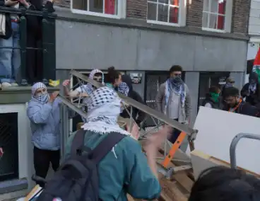 Demonstranten bezetten Binnengasthuisterrein