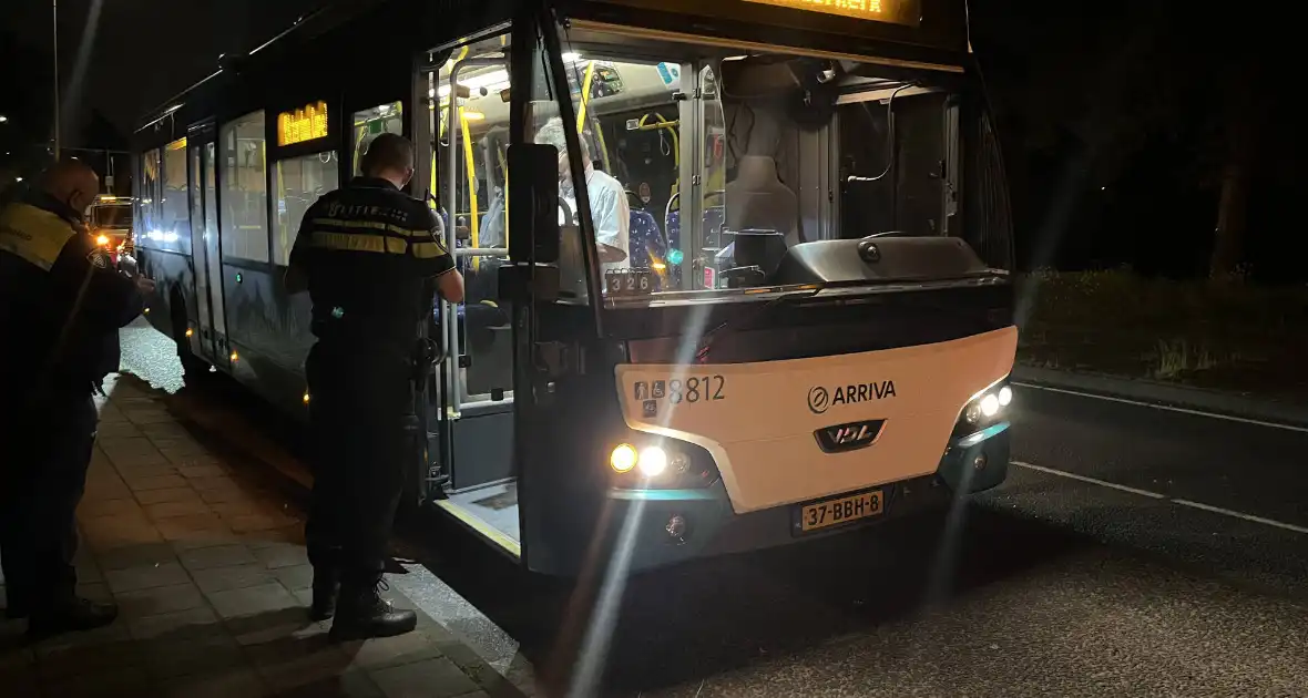 Beschonken passagier hard ten val door noodstop bus