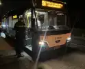 Beschonken passagier hard ten val door noodstop bus