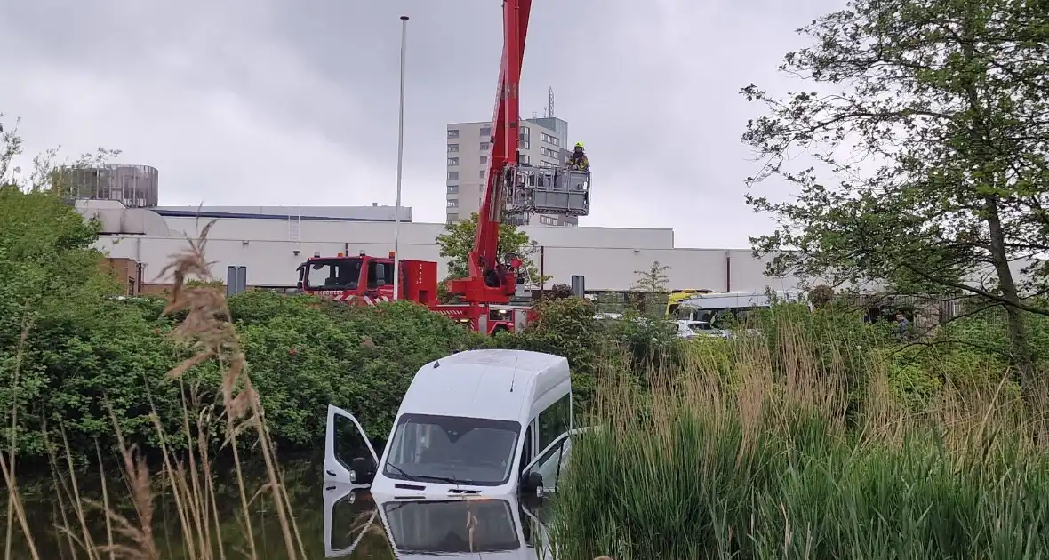 Rolstoelbus te water na aanrijding