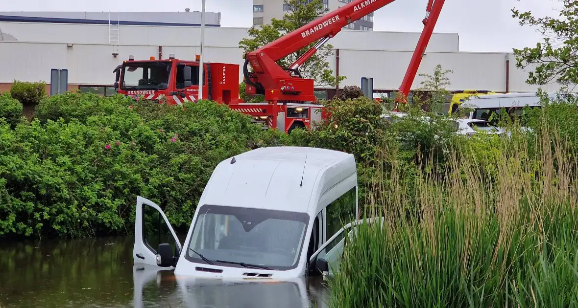 Rolstoelbus te water na aanrijding - Foto 1