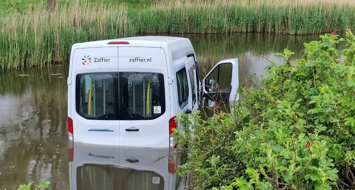 Rolstoelbus te water na aanrijding - Foto 4