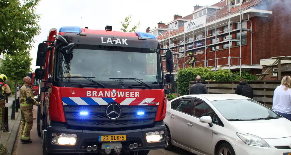 Brand in dak van woning snel onder controle