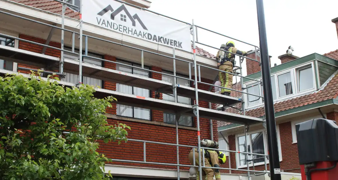 Brand in dak van woning snel onder controle - Foto 1