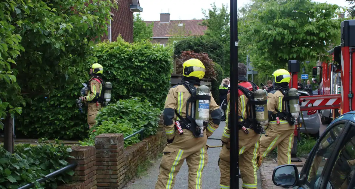 Brand in dak van woning snel onder controle - Foto 2