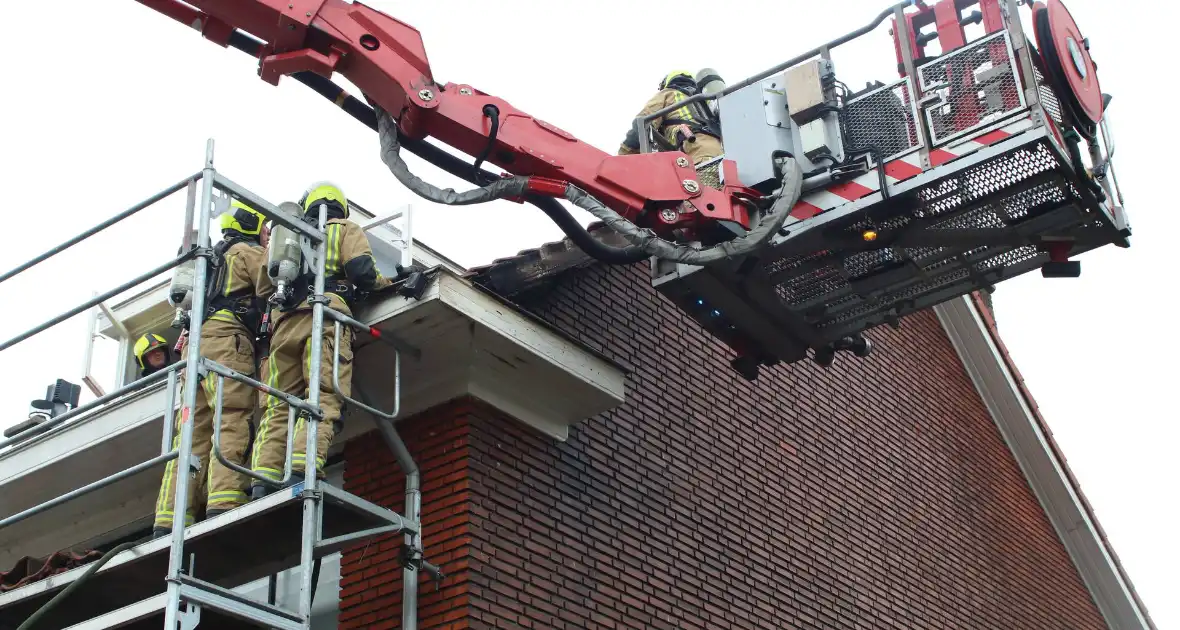 Brand in dak van woning snel onder controle - Foto 8