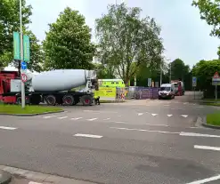 Fietsster ernstig gewond als ze onder betonmixer belandt