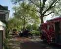 Automobilist klapt op lantaarnpaal en boom en belandt op zijn kop