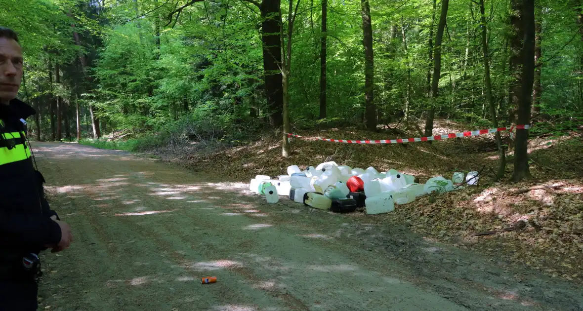 Politie vindt tientallen vaten in bos in Emmen