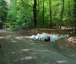 Politie vindt tientallen vaten in bos in Emmen