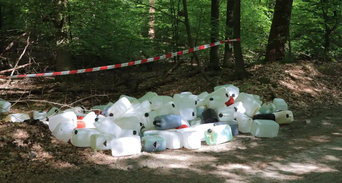 Politie vindt tientallen vaten in bos in Emmen - Foto 2