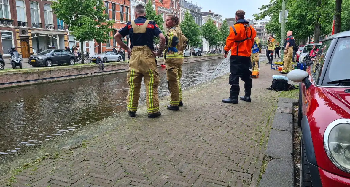 Brandweerduikers zoeken in water na vondst kentekenplaat - Foto 2