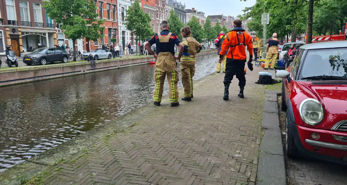 Brandweerduikers zoeken in water na vondst kentekenplaat - Foto 5