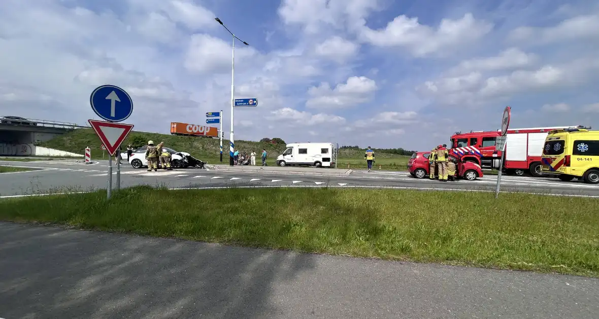 Auto zwaar beschadigd na botsing - Foto 1