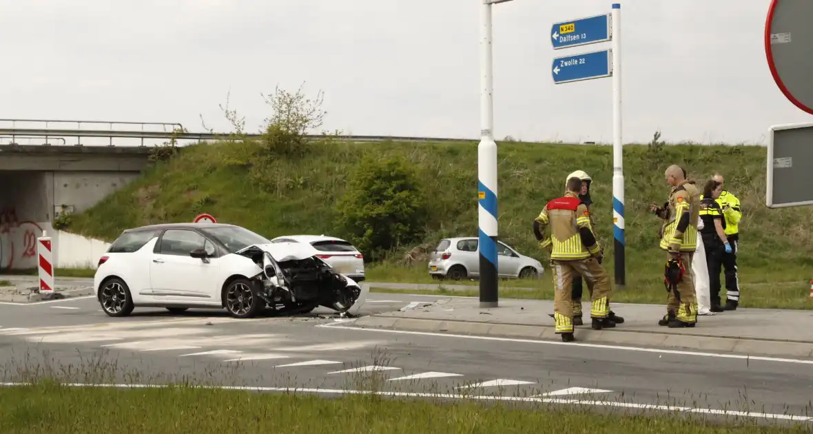 Auto zwaar beschadigd na botsing - Foto 2