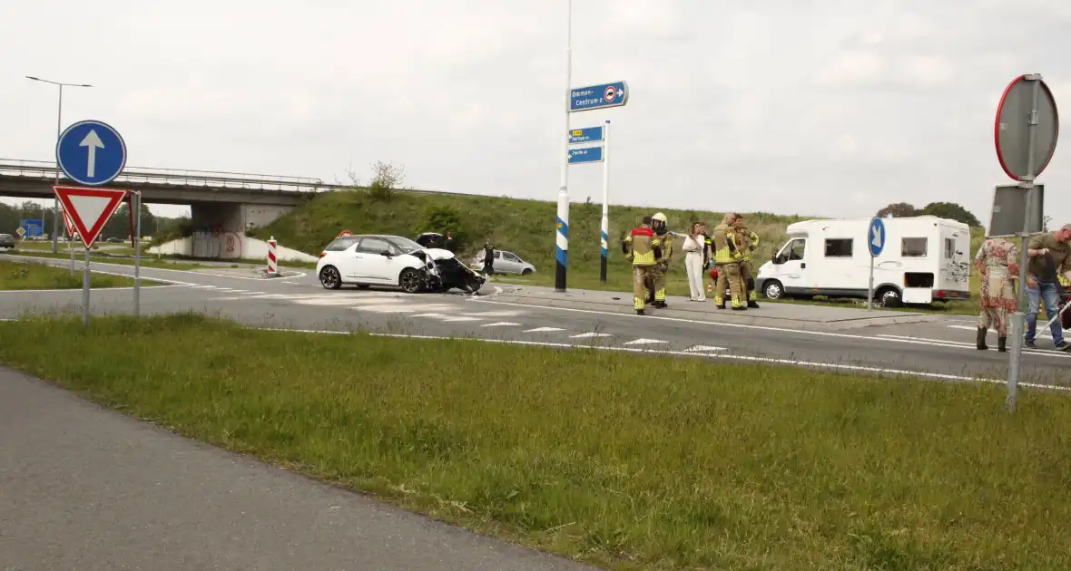 Auto zwaar beschadigd na botsing - Foto 3