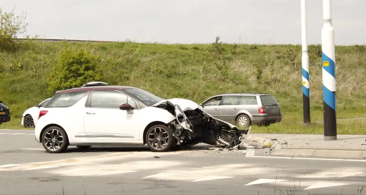 Auto zwaar beschadigd na botsing - Foto 4