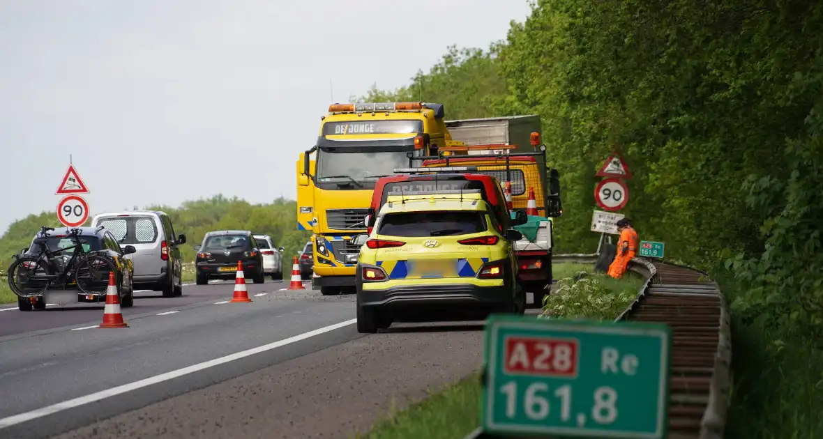 Vrachtwagen verliest band en veroorzaakt schade en file