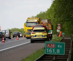 Vrachtwagen verliest band en veroorzaakt schade en file