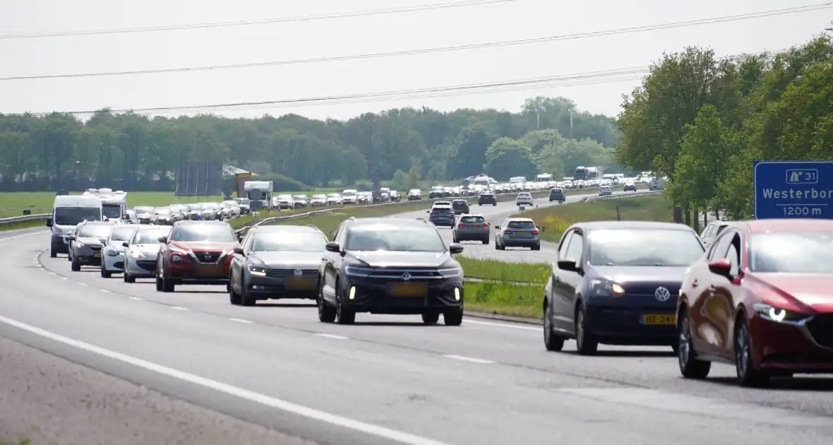 Vrachtwagen verliest band en veroorzaakt schade en file - Foto 2