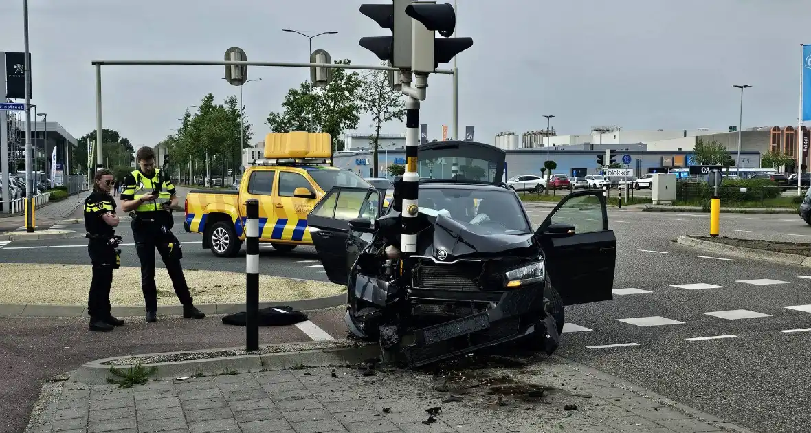 Flinke schade nadat automobilist tegen verkeerspaal rijdt - Foto 3