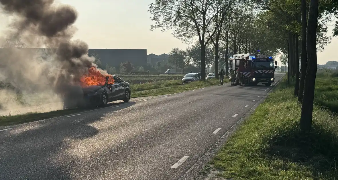 Auto verwoest door brand tijdens rit - Foto 1
