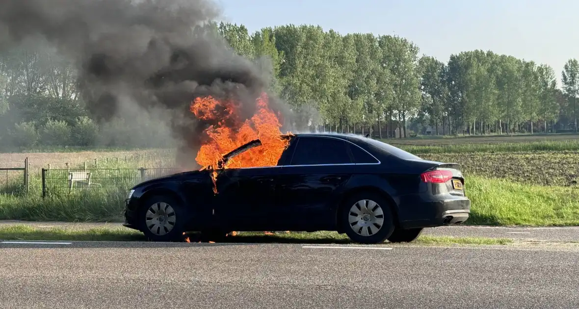 Auto verwoest door brand tijdens rit - Foto 5