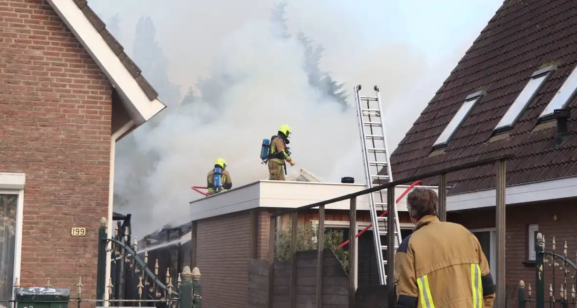 Autobrand slaat over naar buren - Foto 1