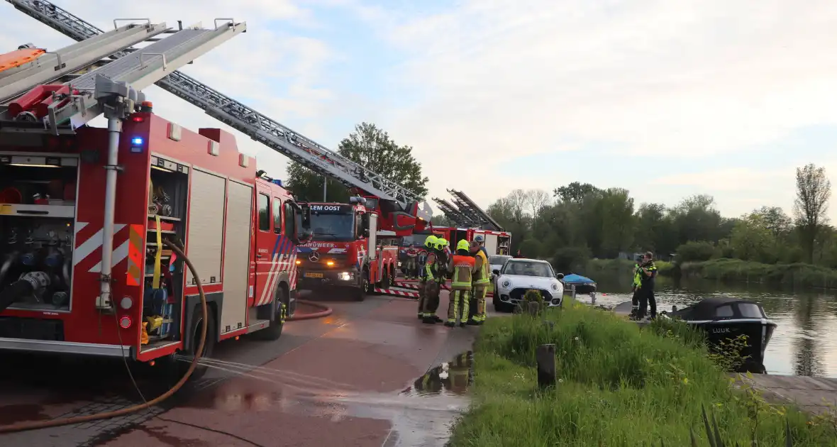 Autobrand slaat over naar buren - Foto 3