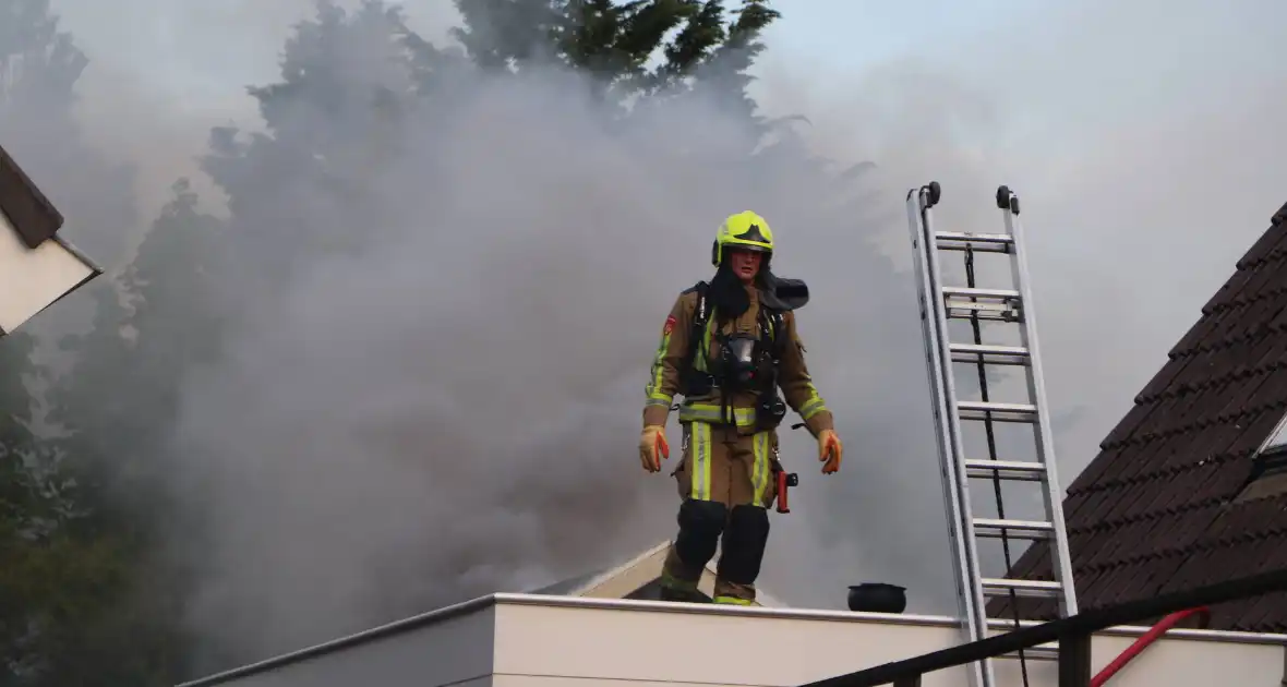 Autobrand slaat over naar buren - Foto 5