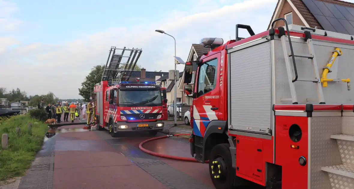 Autobrand slaat over naar buren - Foto 6