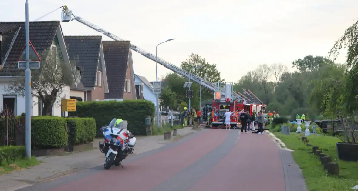 Autobrand slaat over naar buren - Foto 9