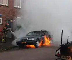 Personenauto gaat in vlammen op