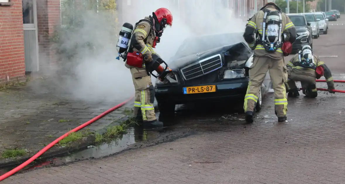 Personenauto gaat in vlammen op - Foto 11