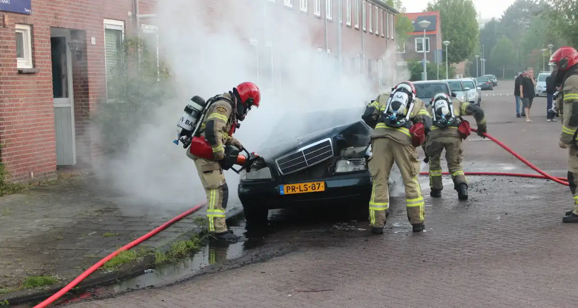 Personenauto gaat in vlammen op - Foto 12