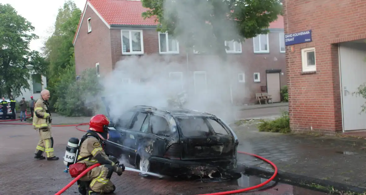 Personenauto gaat in vlammen op - Foto 15