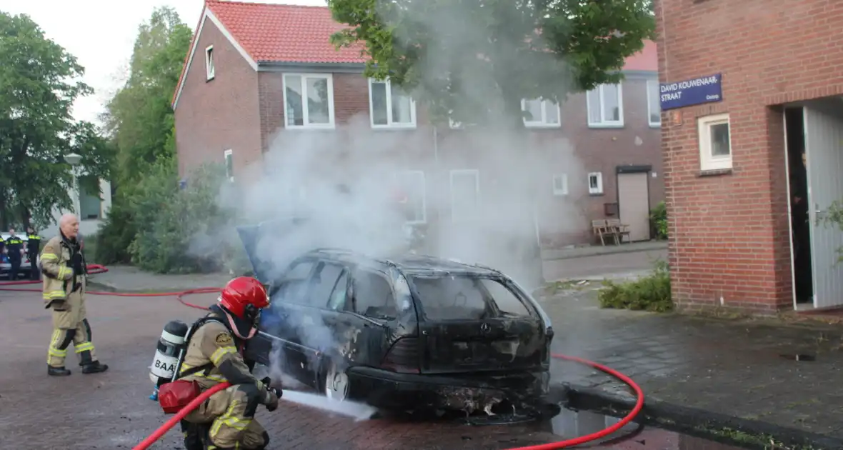 Personenauto gaat in vlammen op - Foto 16