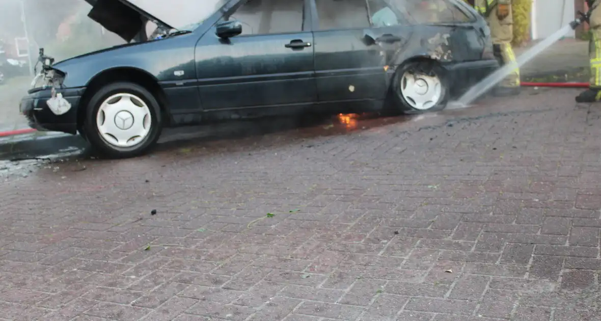 Personenauto gaat in vlammen op - Foto 17