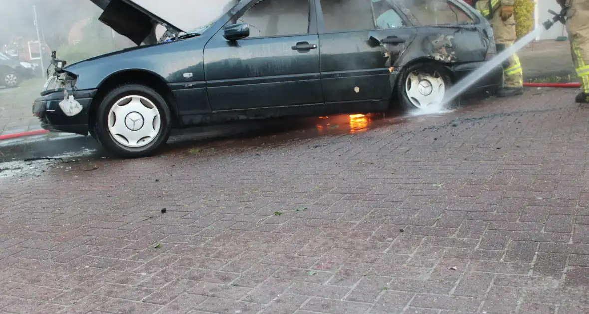 Personenauto gaat in vlammen op - Foto 18