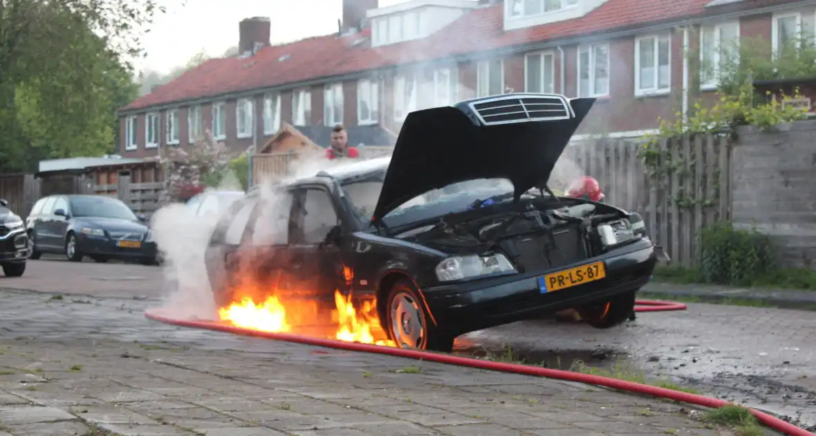 Personenauto gaat in vlammen op - Foto 19