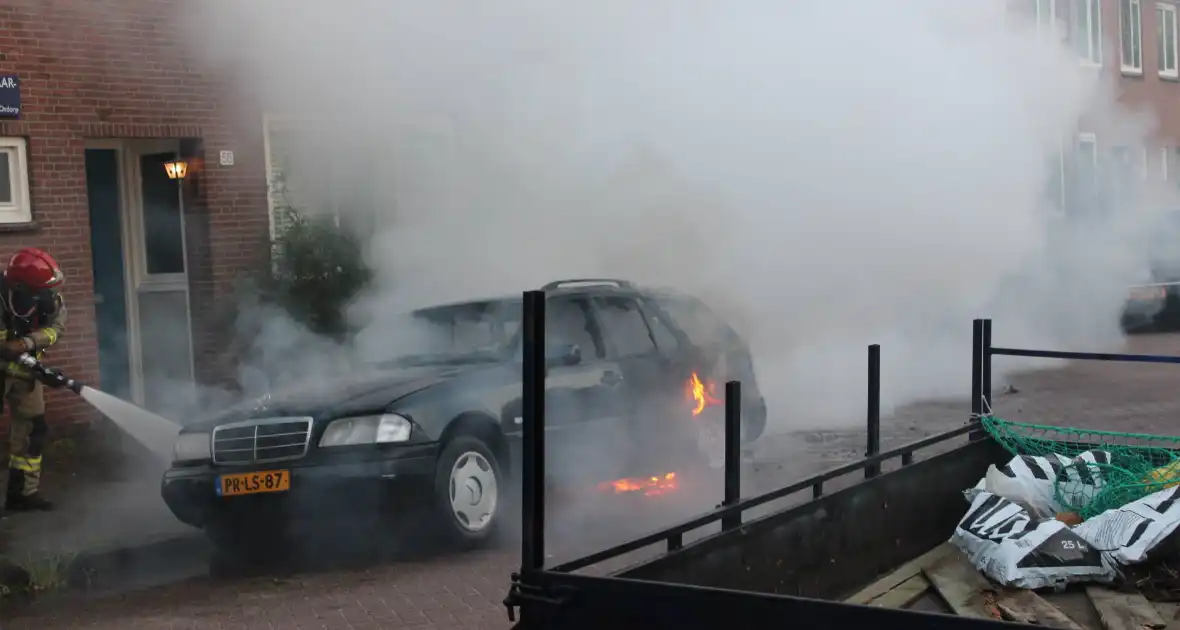 Personenauto gaat in vlammen op - Foto 2