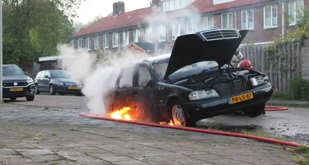 Personenauto gaat in vlammen op - Foto 20