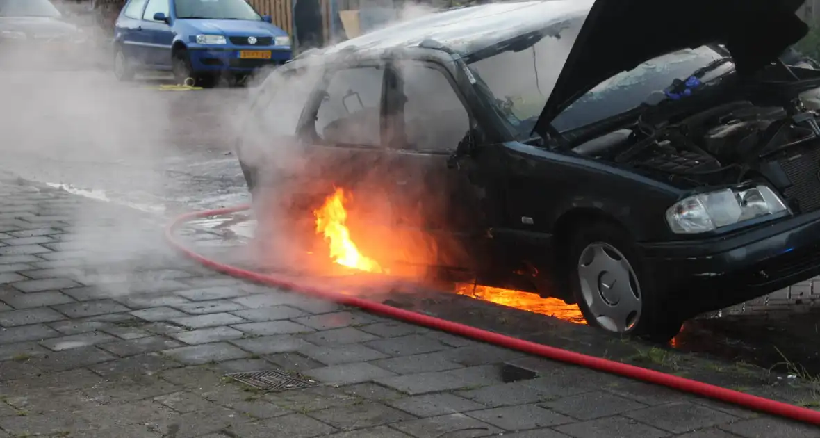 Personenauto gaat in vlammen op - Foto 21